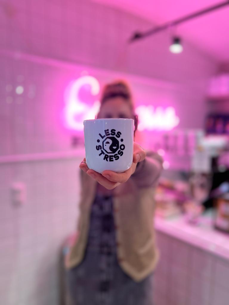 Benvenuto " Happy Studio" X Cafe Johanna Tasse Less Stresso LIMITED EDITION